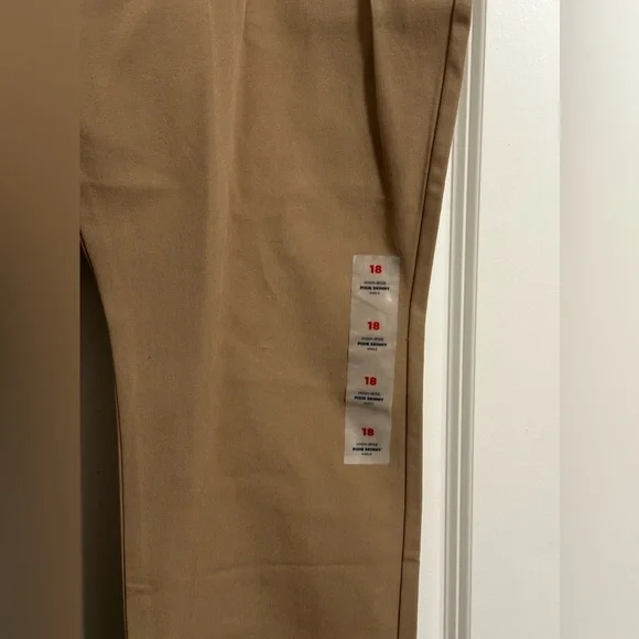 NWT- Plus Size Old Navy High Raise Pixie Skinny Pants - Picture 6 of 6